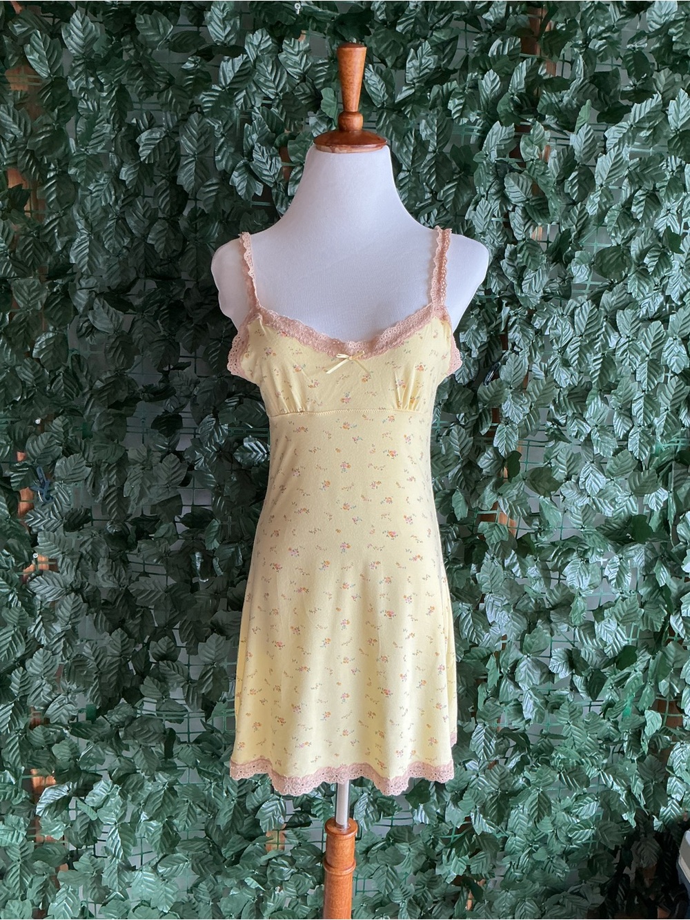 Victoria’s Secret Pale Yellow Floral Lace-Trim Chemise – Size M